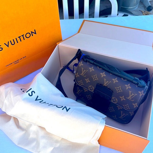 Louis Vuitton men’s cross body bag. S Lock -Sling. Neiman Marcus 2022. - Picture 2 of 16